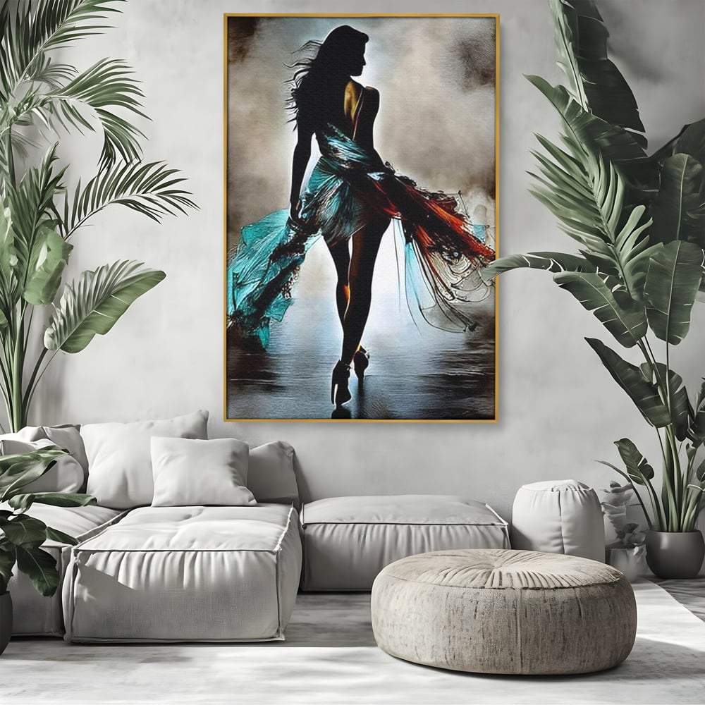 Tablou canvas cu tablou canvas cu silueta feminina si rochie fluida, in rama de aluminiu auriu, pe perete intr-un living
